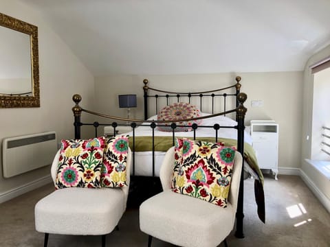 House | 1 bedroom, desk