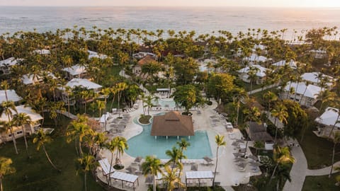 6 outdoor pools, pool umbrellas, sun loungers