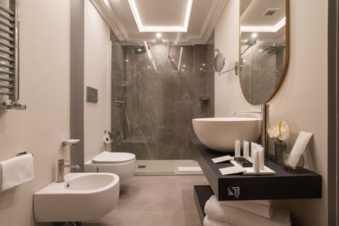 Royal Suite Mascagni Pantheon View | Bathroom | Shower, free toiletries, hair dryer, bathrobes