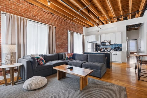 Relax in a stylish exposed-brick loft with Smart TV in Downtown Kansas City