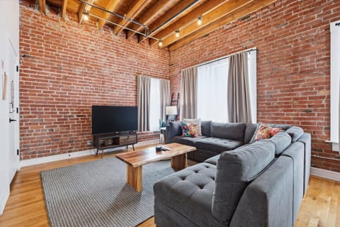 Relax in a stylish exposed-brick loft with Smart TV in Downtown Kansas City
