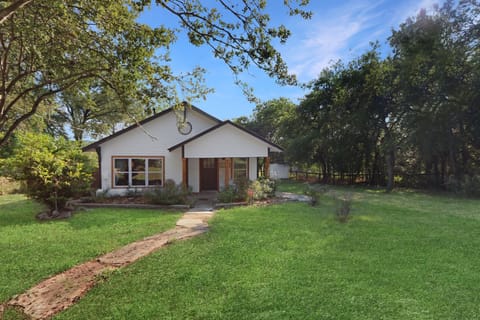 Private parking and yard in front of the home