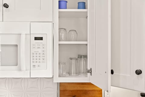 fully equipped kitchen, with stackable washer/dryer