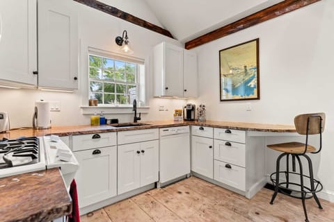 fully equipped kitchen, with stackable washer/dryer