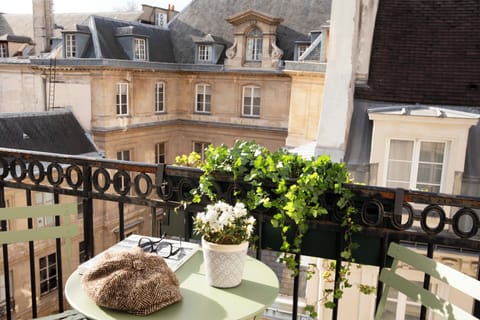 Deluxe Double Room | Hypo-allergenic bedding, pillowtop beds, minibar, in-room safe