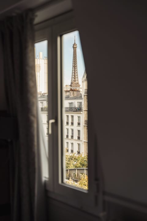 Superior double room with view on Eiffel Tower | Bathroom | Free toiletries, hair dryer, towels, soap