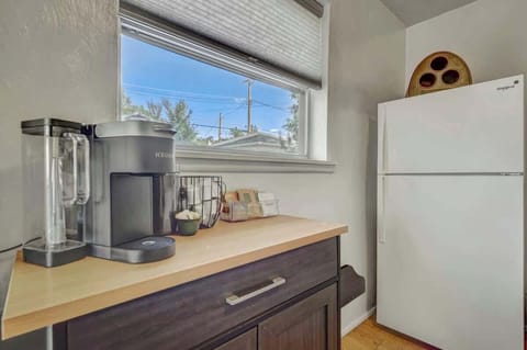 Keurig Convenience: Brew Your Perfect Cup of Coffee and Begin or Conclude Your Day in Bliss. Enjoy Your Brew in the Kitchen, Living Room, or at the Desk – Tailored for Your Ideal Vacation Experience!