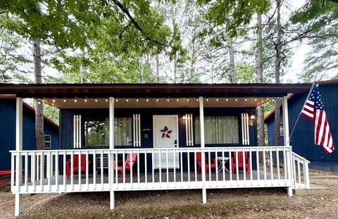 The Lily Pad - Private cottage surrounded by trees!