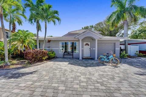 Welcome to The Beach House! Great driveway and enjoy our cruiser bikes!