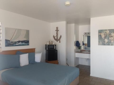 Standard Room, 1 Queen Bed | WiFi (free), bed sheets