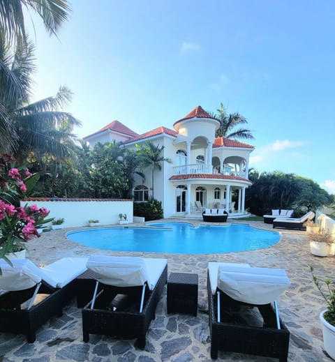 Villa de las Sirenas - House of Mermaids Private pool with lounge chairs.