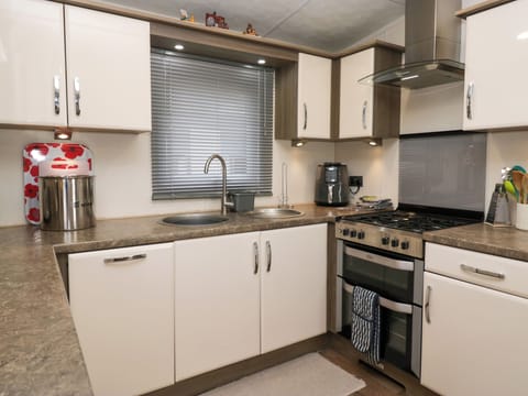 Cottage | Private kitchen | Fridge, electric kettle, toaster, cookware/dishes/utensils