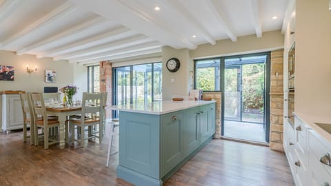 Dining Room / Kitchen, Barn End, Bolthole Retreats