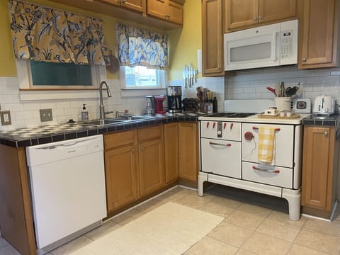 Kitchen - new countertops!