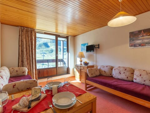 Furniture, Couch, Property, Table, Comfort, Wood, Window, Interior Design, Architecture, Flooring