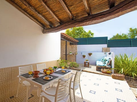 Plant, Property, Interior Design, Table, Wood, Tree, Building, Flooring, Floor, Shade