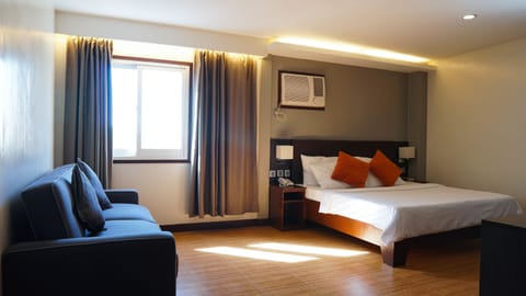 Executive Suite | Desk, rollaway beds (surcharge), WiFi (free), bed sheets