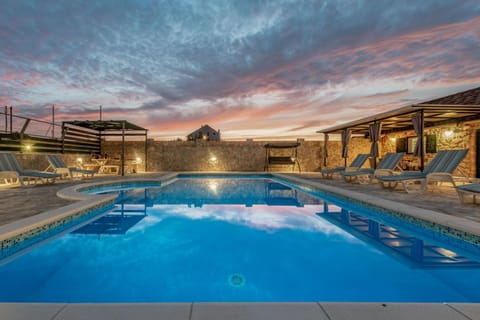 House | 8 bedrooms