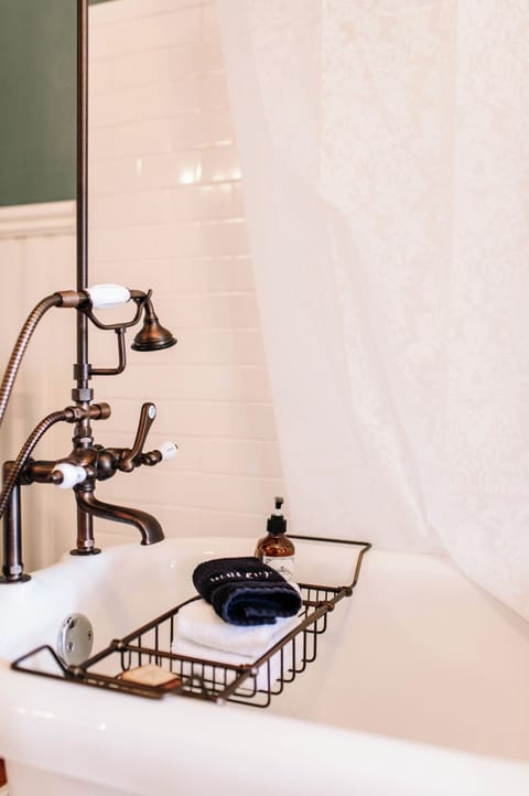 Luxury Room | Bathroom | Combined shower/tub, deep soaking tub, free toiletries, hair dryer