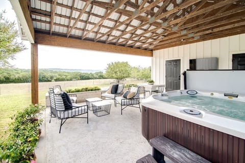 Private Courtyard w/Hot Tub