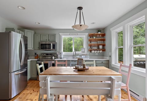 Functional kitchen with room for everyone at the table