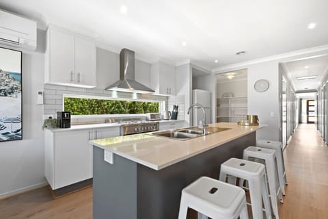 🍳 Spacious, fully equipped kitchen with breakfast bar for easy dining