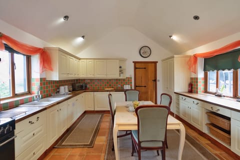 Ground floor: Open-plan kitchen and breakfast table