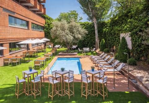 15 outdoor pools, pool umbrellas, sun loungers