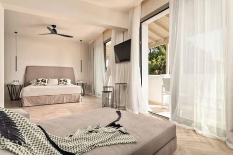 Luxury Suite | Egyptian cotton sheets, premium bedding, pillowtop beds, minibar