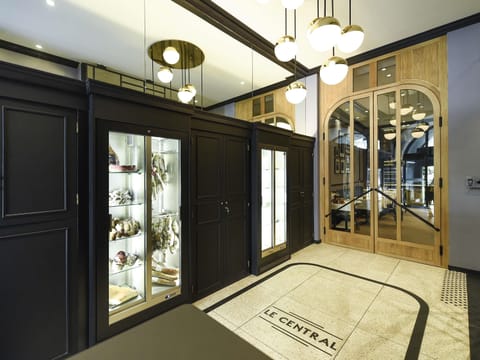 Lunch and dinner served