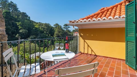 Enjoy the sun and glass of portuguese wine in the property's balcony #sun #relax #portugal #pt #sintra