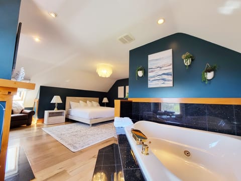 Superior Suite, 1 King Bed with Sofa bed, Jetted Tub | Pillowtop beds, iron/ironing board, free WiFi, bed sheets