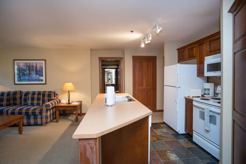 Flooring, Floor, Hardwood, Room, Indoors