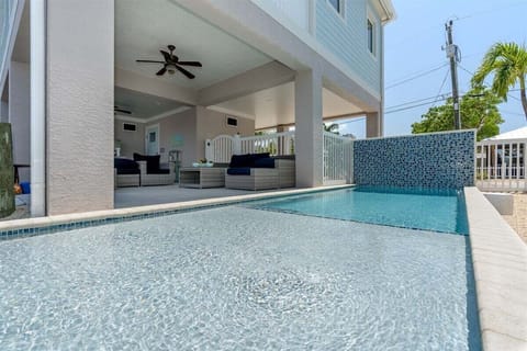 Cool off in your private pool while enjoying the ultimate Florida Keys waterfront lifestyle. Your 176sqft private pool.