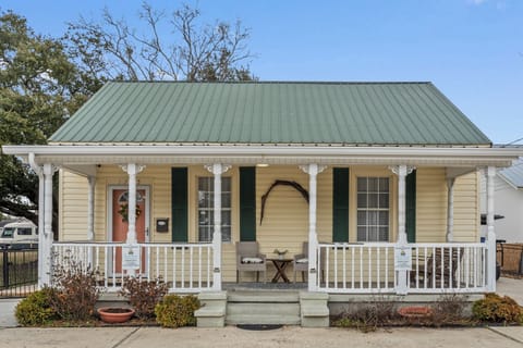The Mona Lisa - the perfect location in the heart of Downtown Ocean Springs!