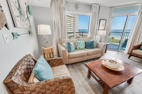 Living Room with Stunning Views☀️