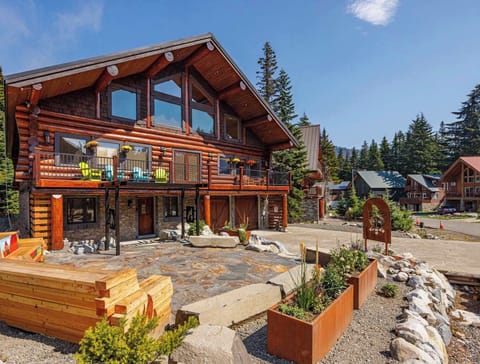 Beautiful and fully stocked vacation home on Snoqualmie Pass