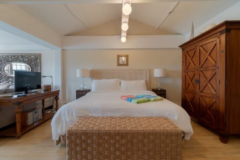 King size bed, clean linens. Smart flat screen TV