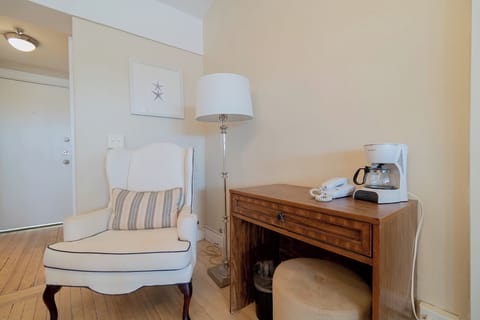 Lounge chair, workspace area