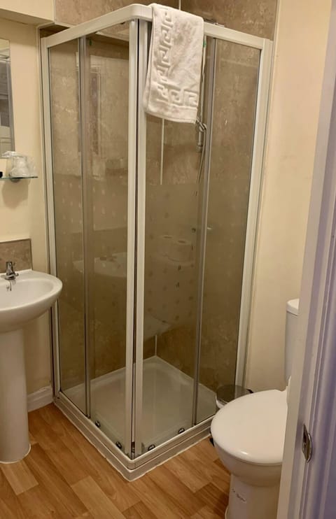 Classic Double Room | Bathroom | Shower, towels