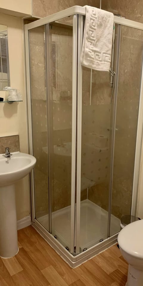 Classic Twin Room | Bathroom | Shower, towels