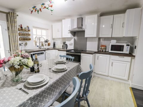 Cottage | Private kitchen | Fridge, dishwasher, electric kettle, toaster