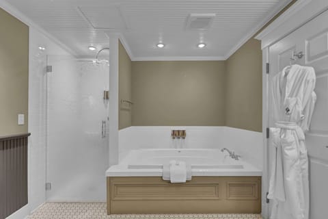 Junior Suite | Bathroom | Designer toiletries, hair dryer, bathrobes, towels