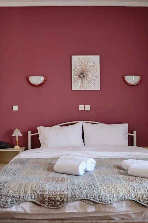 Basic Room, 1 Double Bed, Mountain View | 1 bedroom, individually decorated, desk, free WiFi