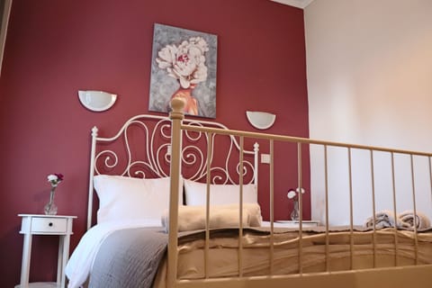 Basic Room, 1 Double Bed, Mountain View | 1 bedroom, individually decorated, desk, free WiFi