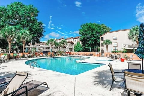 Outdoor pool/jacuzzi 