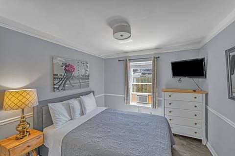 Creamery Apt 5 queen bedroom