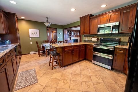 Fully equipped kitchen (2)