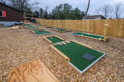 Pigeon Forge Cabin - "A Paws Place" - 8 hole putt putt course