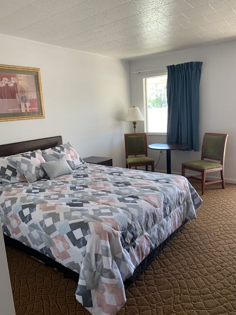 Classic Room, 1 Queen Bed | Desk, blackout drapes, iron/ironing board, free WiFi